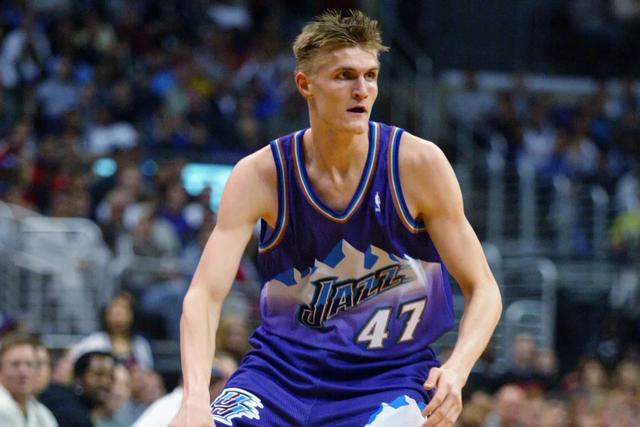 申花因台风调整返沪航班，今日继续青岛训练